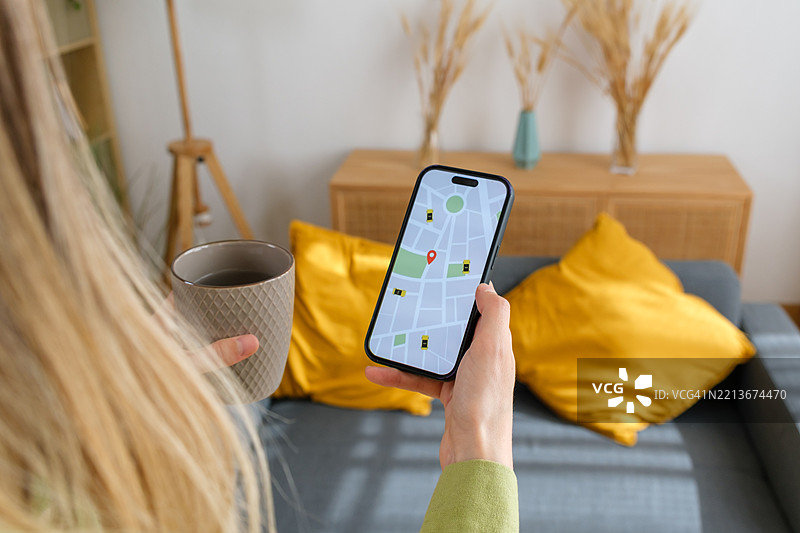 在家使用智能手机导航GPS图片素材