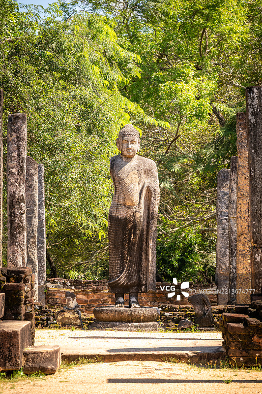 斯里兰卡波隆纳鲁瓦考古遗址的古代佛像图片素材