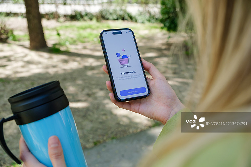 在智能手机应用上检查空购物篮图片素材