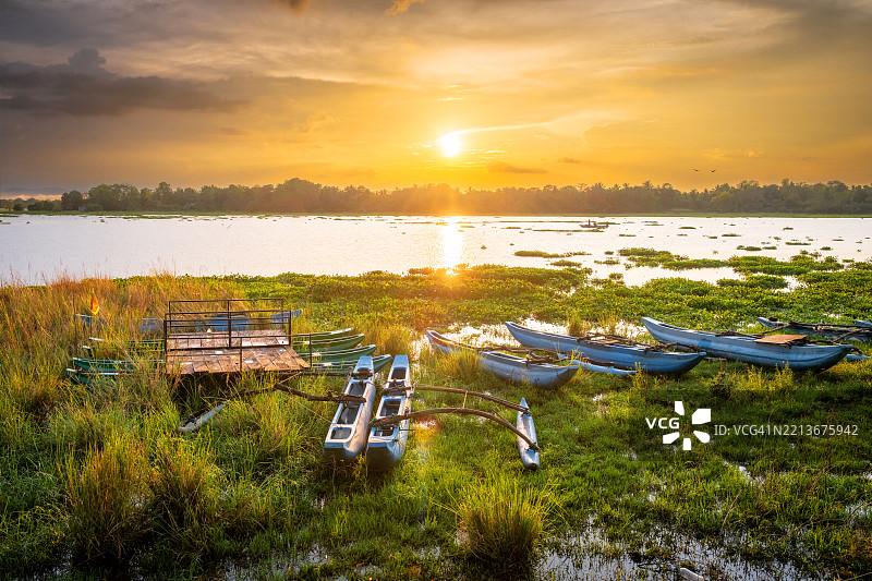 斯里兰卡渔船在湖面上的日落图片素材
