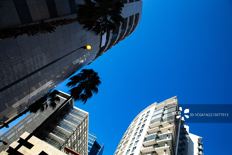 从下方拍摄的办公大楼外观图片素材