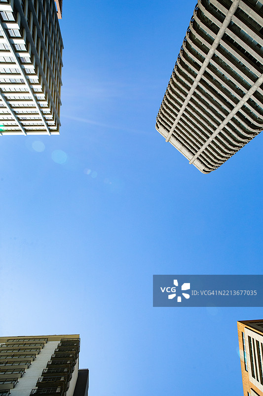 从下方拍摄的办公大楼外观图片素材