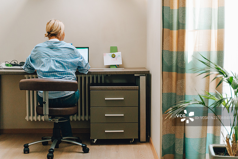 在家办公的女性使用笔记本电脑图片素材