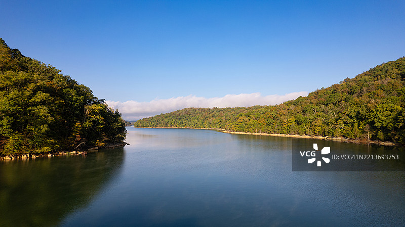 蜿蜒穿过绿色森林的河流图片素材