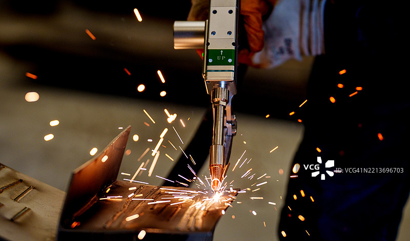 便携式激光焊接机操作的特写场景图片素材