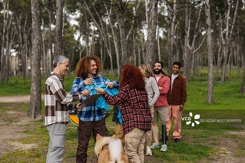 志愿者在森林中向无家可归者送衣物图片素材