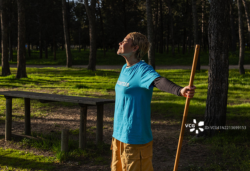 志愿者在公园里呼吸新鲜空气，结束工作后放松心情图片素材