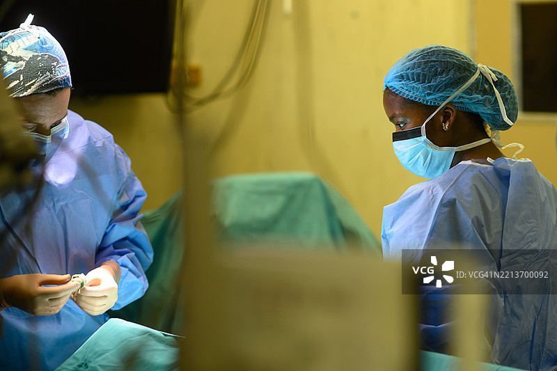 外科医生在医院肿瘤科进行眼部手术图片素材