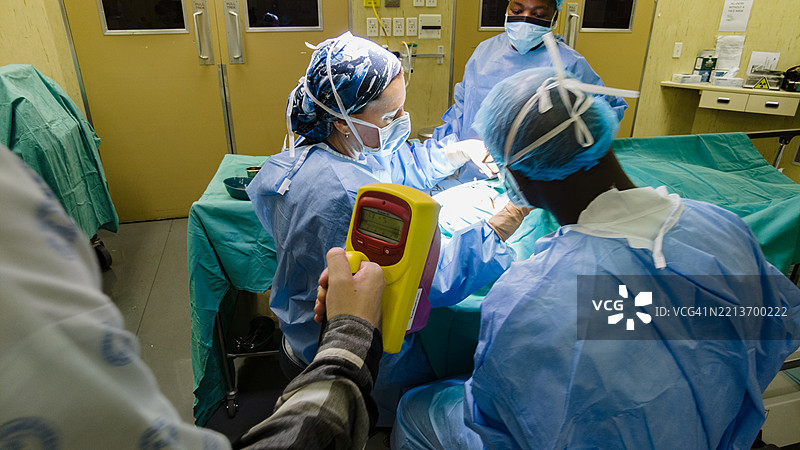 物理学家在近距离放射治疗手术中监测辐射水平图片素材