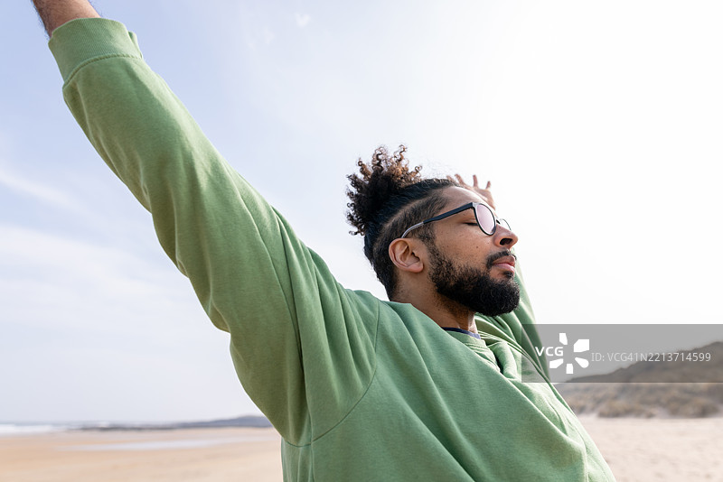 海滩上的静心时刻图片素材