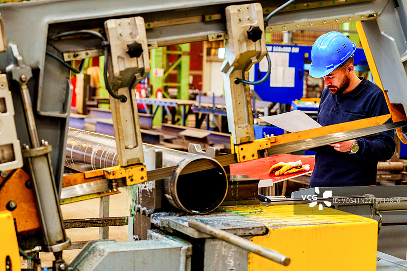 工程师在工厂操作金属雕刻机图片素材