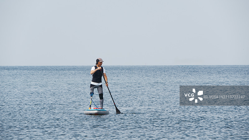 老年男性在海边享受水上运动图片素材