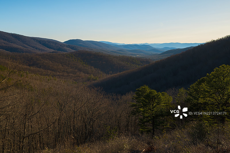 壮丽的山脉风景在晴朗的蓝天下，卢雷，美国图片素材