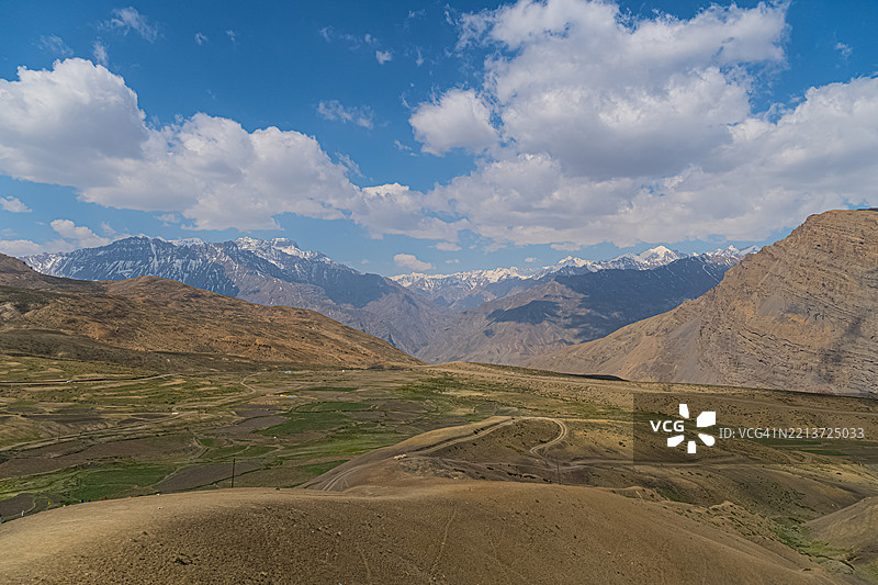 壮丽的山脉风景在蓝天之下图片素材