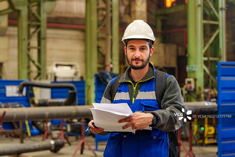 工程师或检查员在工业设施现场检查时做笔记图片素材