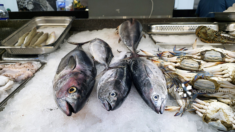 新鲜鱼类和海鲜出售图片素材