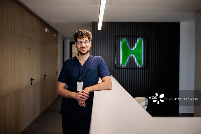 医疗诊所接待处的男护士图片素材