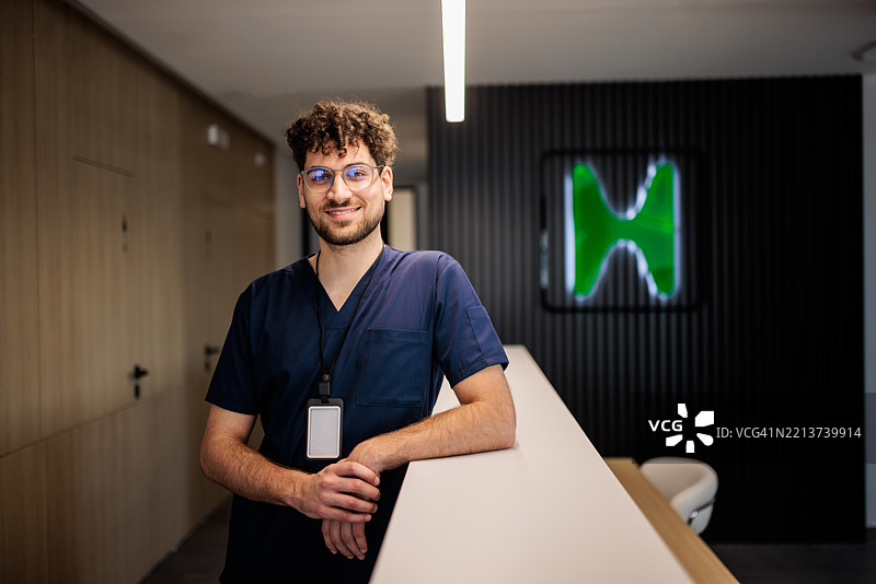 医疗诊所的男护士图片素材