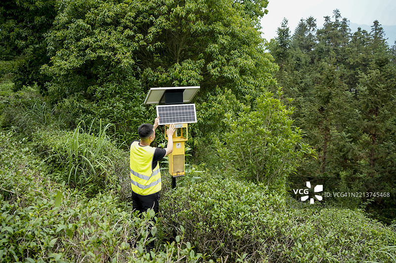 工程师们正在山上安装太阳能充电板图片素材