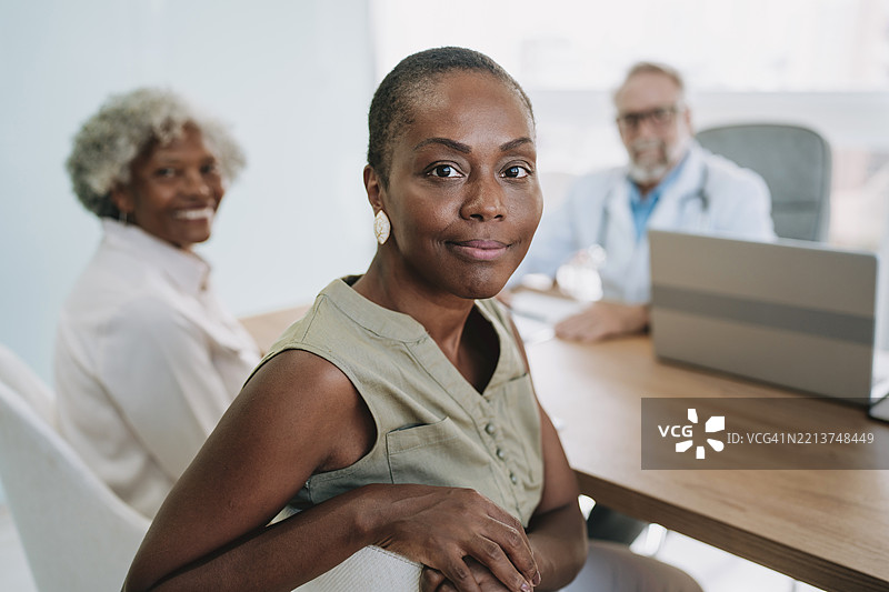 癌症患者在医生预约时的肖像图片素材