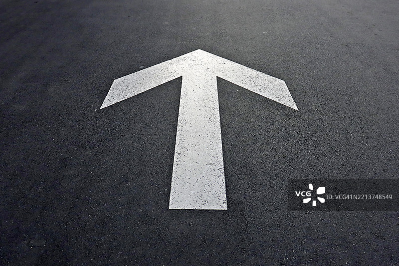 道路上的箭头标记标志图片素材