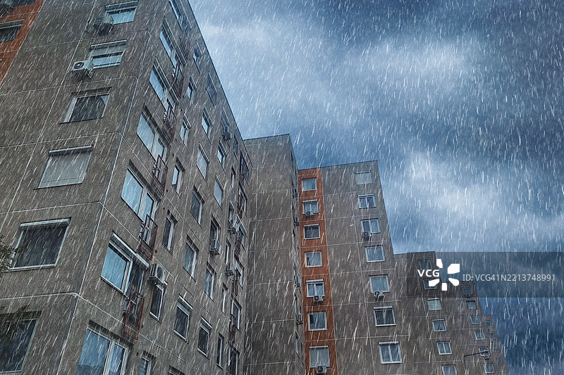 布达佩斯，匈牙利，城市公寓楼上倾盆大雨图片素材