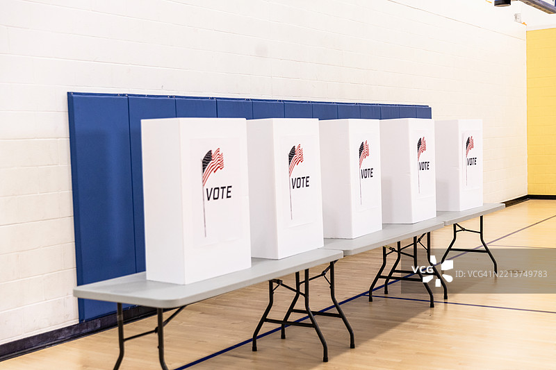 学校体育馆内的投票站图片素材