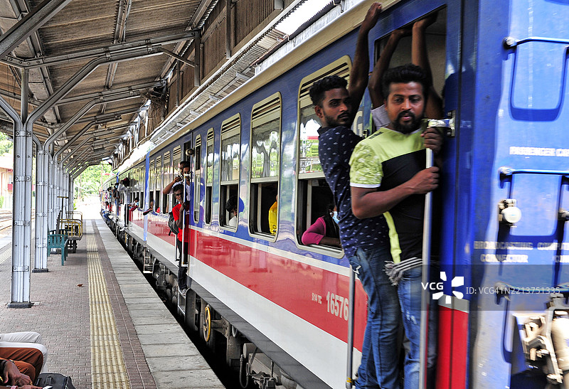 斯里兰卡康提火车站的人们图片素材