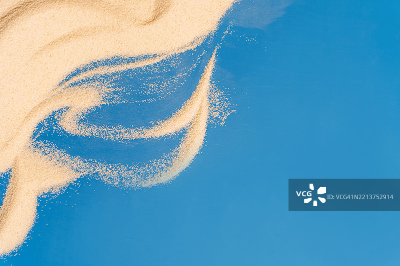 夏季背景，蓝色背景角落的沙滩与海浪图片素材