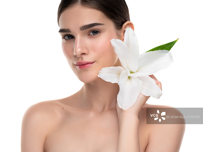 白花女子肖像，特写于干净背景上图片素材