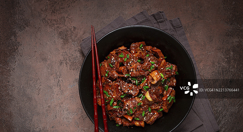 韩式烤肉，配有蘑菇、芝麻和葱，家常菜，无人出镜图片素材