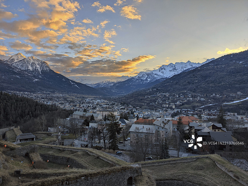 日落时分的山村全景，展现出广阔而宁静的氛围。法国布里昂松，欧洲图片素材