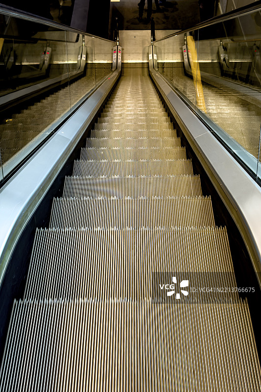 从上到下拍摄的国际化自动扶梯图片素材