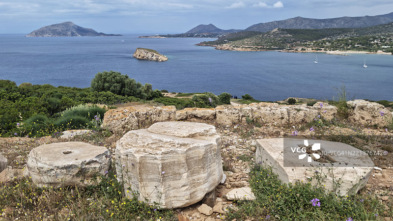 希腊苏尼翁角附近的岩石海岸线，阿里斯岛和帕特罗克洛斯岛图片素材