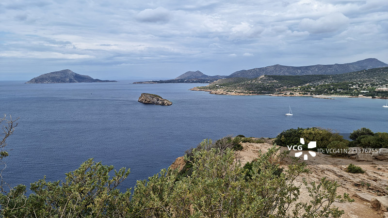希腊苏尼翁角附近的岩石海岸线，阿里斯岛和帕特罗克洛斯岛图片素材