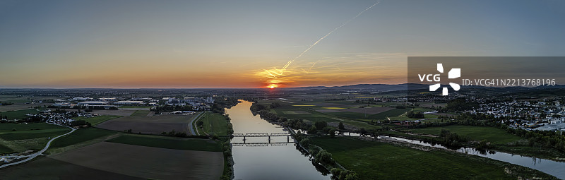 多瑙河风景，前景有铁路桥，背景是日落下的山脉，四周环绕着田野，博根，下巴伐利亚图片素材