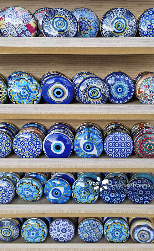 希腊雅典市中心普拉卡地区的金属盒装有机橄榄油肥皂，带有邪眼图案或幸运眼图案图片素材