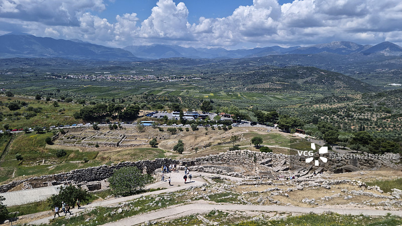 从希腊城堡俯瞰迈锡尼或迈基尼考古遗址的全景图片素材