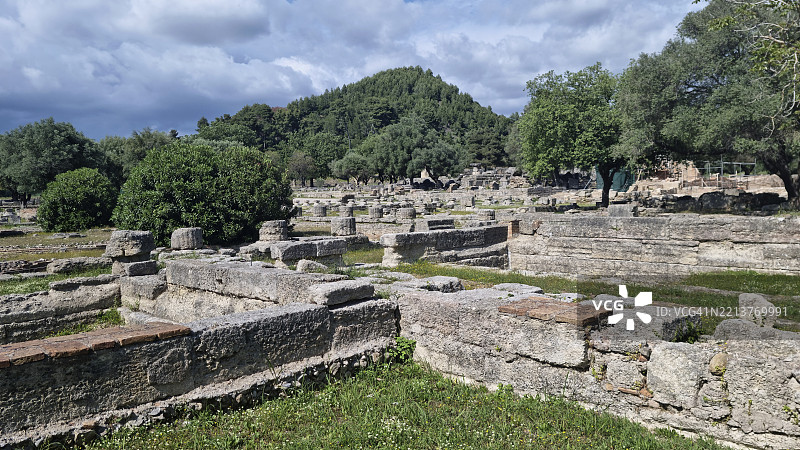 古希腊伯罗奔尼撒半岛的古奥林匹亚考古遗址和克罗诺斯山全景视图图片素材