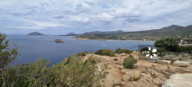 希腊苏尼翁角附近的岩石海岸线，阿里斯岛和帕特罗克洛斯岛图片素材