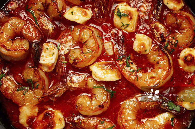 希腊沙干纳基，铁锅烹饪，虾沙干纳基，番茄酱虾，配以胡椒和菲达奶酪，自制，无人。图片素材