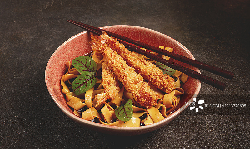 天妇罗虾仁乌冬面，日本料理，自制，无人。图片素材