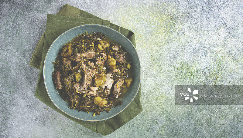 查卡普利，格鲁吉亚菜肴，白葡萄酒炖肉配香草和特克马利，自制，无人。图片素材