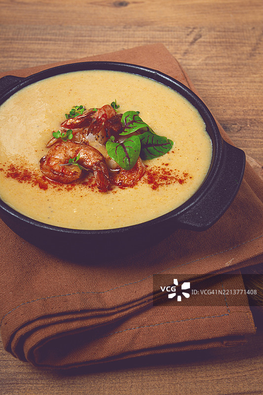 南瓜虾仁奶油汤，配以香草和香料，自制，无人出镜图片素材