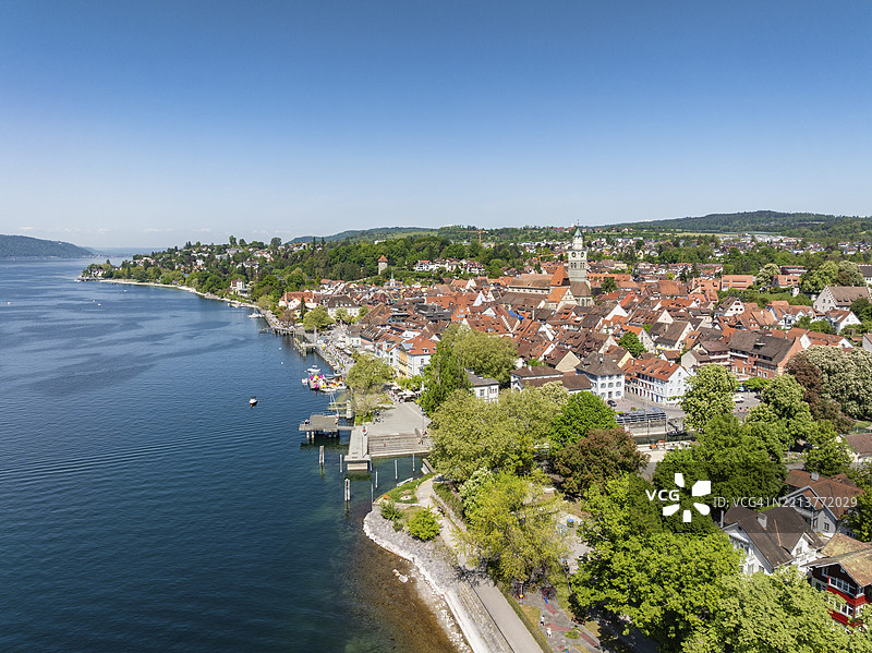 德国巴登-符腾堡州博登湖区的乌伯林根空中俯瞰，历史悠久的老城区和湖边步道。图片素材