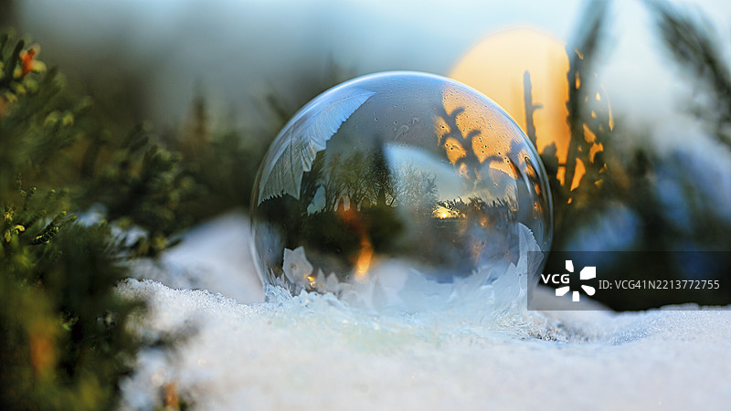 在雪地上冻结的肥皂泡，霜，冰晶，寒冷的冬季天气，日落，霍克斯特，韦泽山地，德国，欧洲图片素材