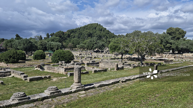 古希腊伯罗奔尼撒半岛的古奥林匹亚考古遗址和克罗诺斯山全景视图图片素材