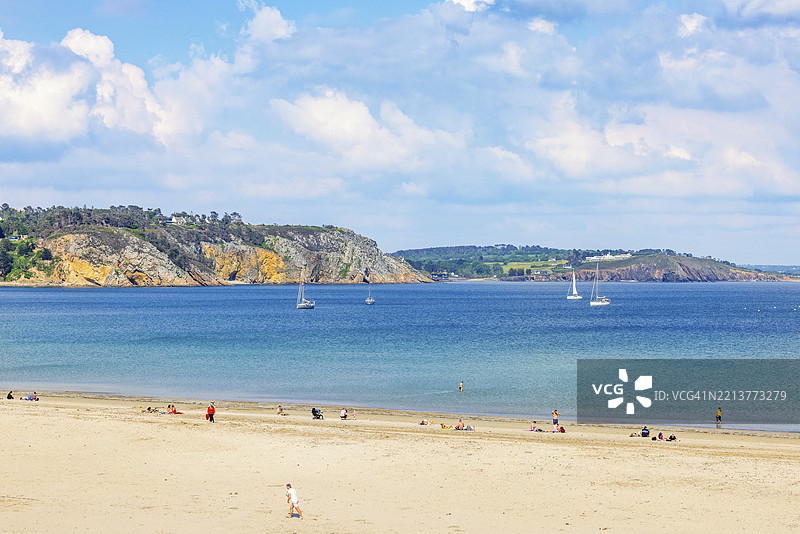 沙滩上有游客，海边的岩石海岸线风景如画，法国布列塔尼克罗宗半岛的莫尔加特图片素材