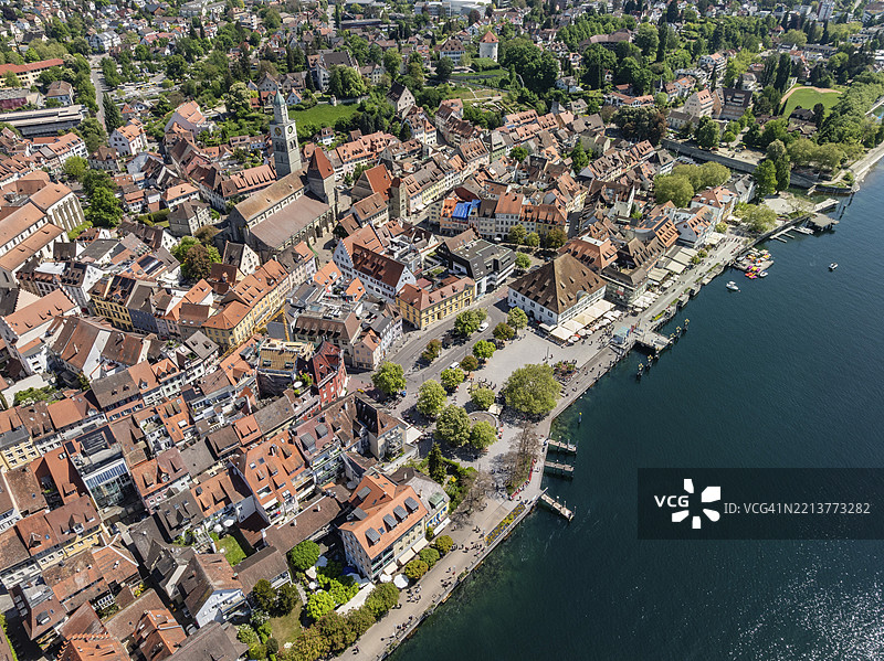 德国巴登-符腾堡州博登湖区的乌伯林根空中俯瞰，历史悠久的老城区和湖边步道。图片素材