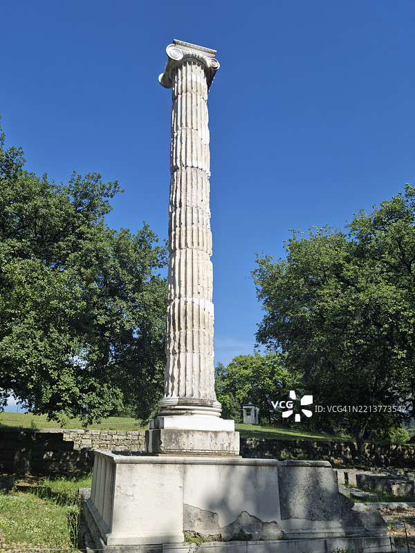 古奥林匹亚考古遗址的多立克柱和希腊伯罗奔尼撒半岛的克罗诺斯山图片素材